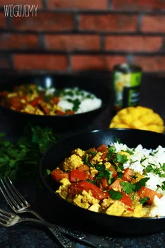 Curry z tofu i mango