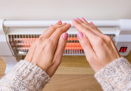 „Zmęczenie i zimne dłonie?” – 5 objawów, które wskazują, że Twoja tarczyca wymaga uwagi