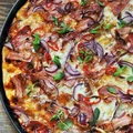 Pizza z boczkiem na sosie pomidorowo-śliwkowym