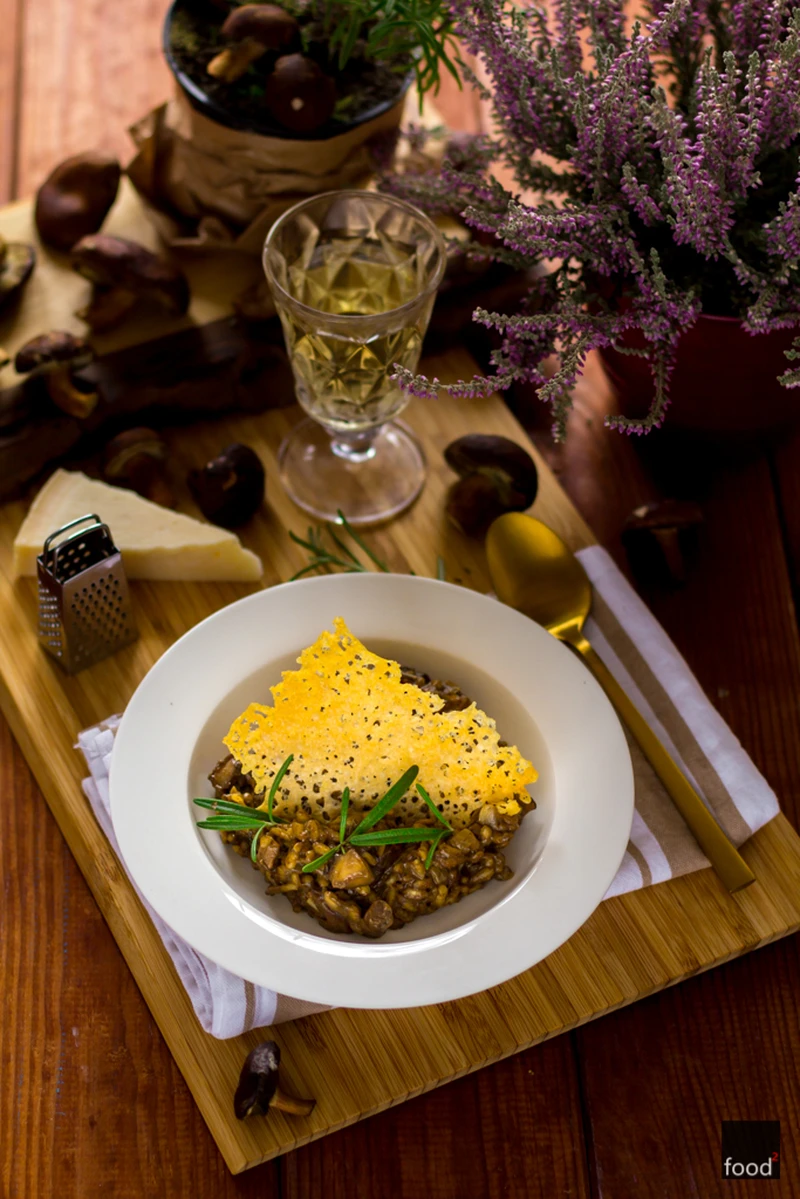 Risotto z podgrzybkami i chipsem z parmezanu