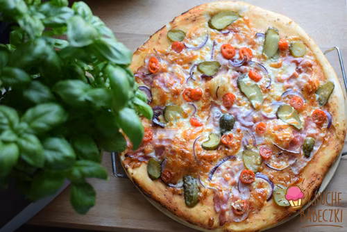Pizza z boczkiem, ogórkiem kiszonym, cebulką i pomidorem