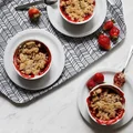 Crumble – rabarbar i truskawki zapiekane pod kruszonką