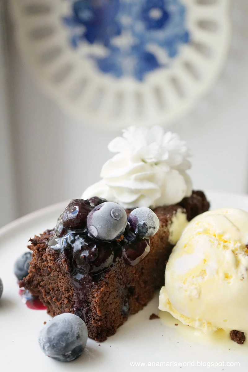 Brownie z lodami i sosem z borówki amerykańskiej