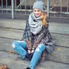 Poncho i dziurawe jeansy