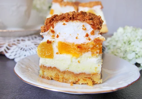 Klasyczny sernik z brzoskwiniami