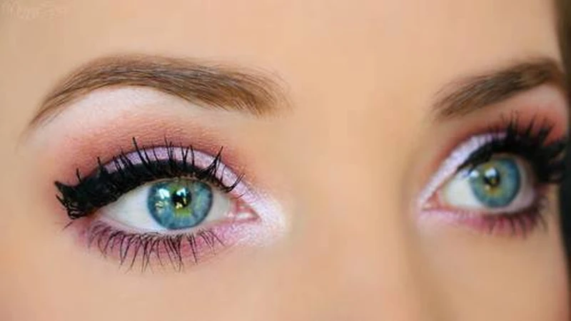 Rozświetlający make up w różu