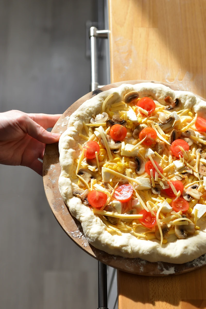 PRZEPIS NA PIZZĘ Z MOZZARELLĄ W BRZEGU CIASTA!