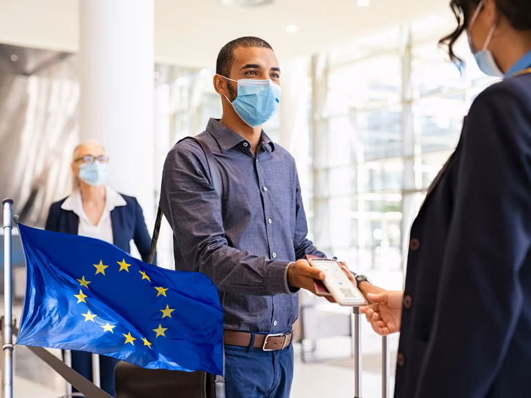 Europa zniesie obostrzenia w podróżowaniu? Zmiany od 1 lutego!