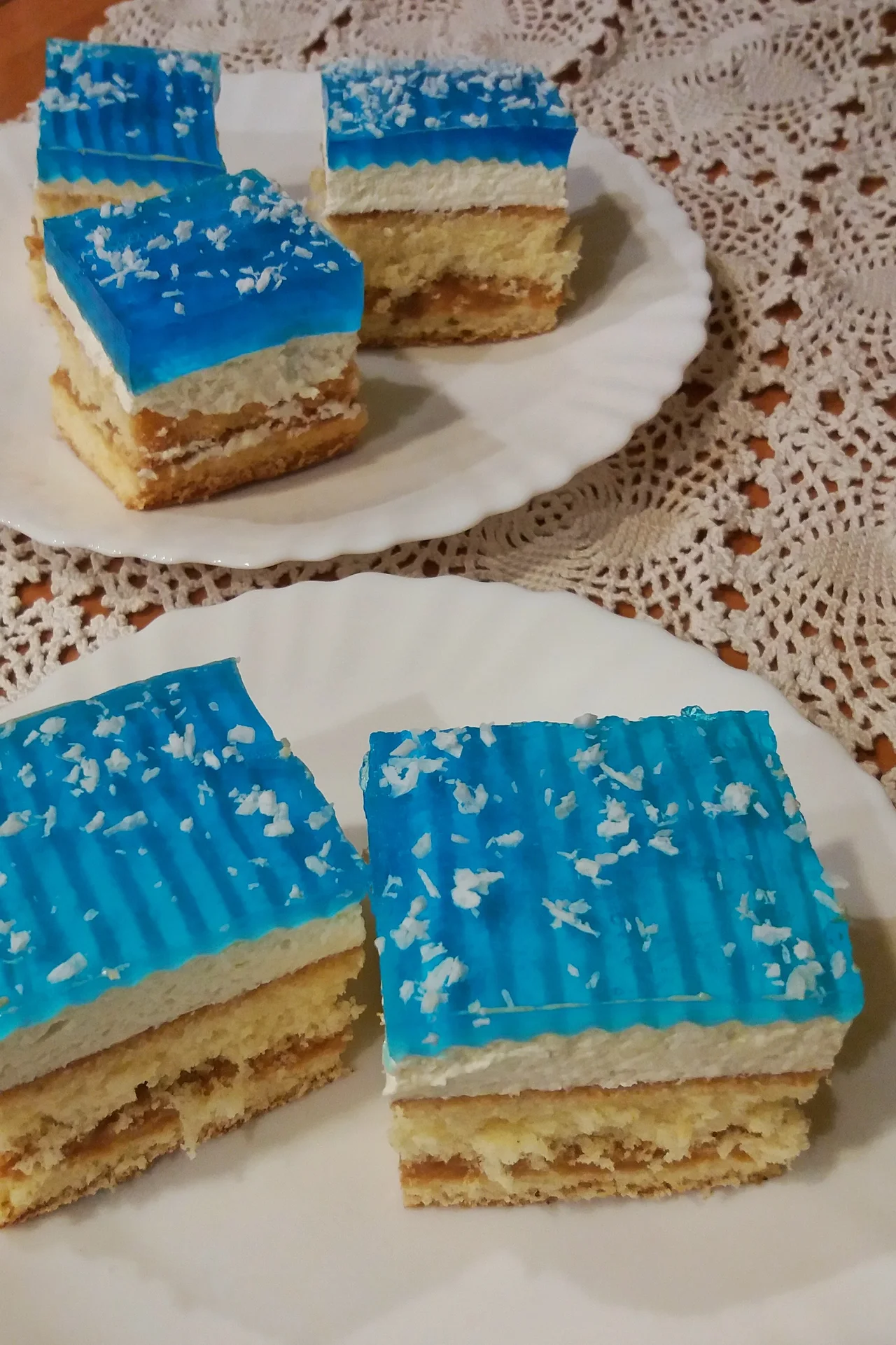 Ciasto z kajakiem i niebieską galaretką