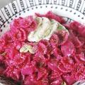 Makaron z pesto z buraka z kozim serem