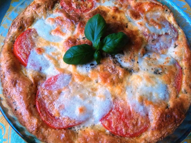 Tarta z ciasta francuskiego z pomidorami i mozzarellą