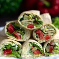 Tortilla z pastą serowo-brokułową i warzywami