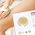 Kobiety pokochały te bambusowe szczotki do ciała z Rossmanna! Naturalne włosie, masaż i redukcja cellulitu za 16,99 zł
