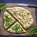 Pizza z cukinią i serem pleśniowym