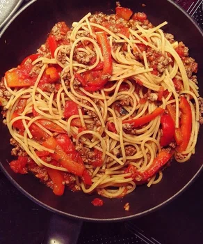 Spaghetti z czerwoną papryką