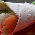 Tortilla z łososiem i awokado