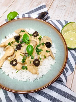 Zielone curry z kurczakiem, pieczarkami i oliwkami