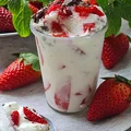 Mrożony jogurt z czekoladą i truskawkami