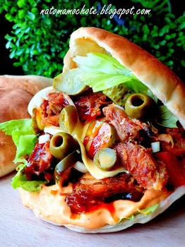 Chlebek Pita z Wieprzowiną i Warzywami