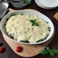 Zapiekanka makaronowa ze szparagami pod beszamelem.