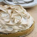 Tarta ze śliwkami, budyniem i bezą włoską
