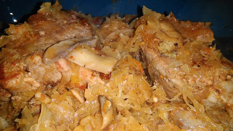 Karkówka w kiszonej kapuście z pieczarkami