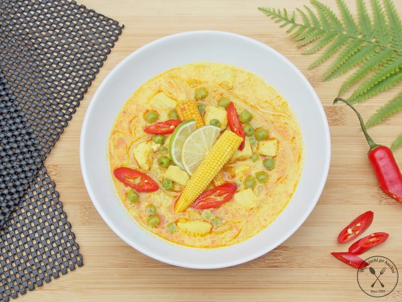 Azjatycka zupa z czerwoną pastą curry
