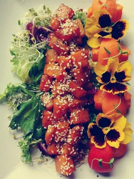 Sałatka ze smażoną dynią, morelami i sezamem