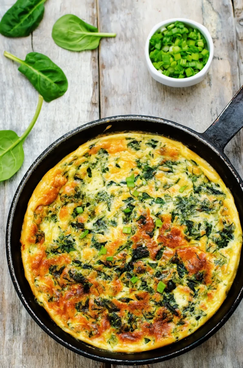 ZIELONY OMLET ZE SZPINAKIEM I ŚWIEŻYMI ZIOŁAMI