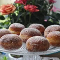 Drożdżowe mini pączki w cukrze z cynamonem