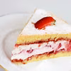 Biszkopt z truskawkami i bitą śmietaną lub serkiem mascarpone