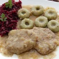 Schab duszony w sosie cebulowym
