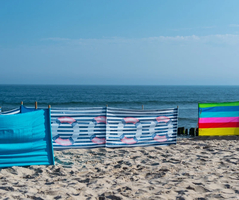 Śmierć na plaży. Drogę ratowników zablokowały parawany!