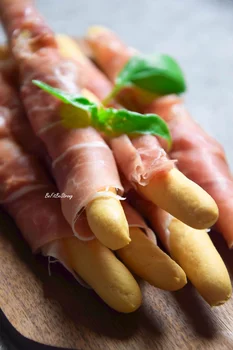 Domowe grissini z szynką parmeńską
