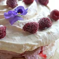 Tort bezowy z malinami