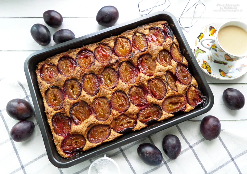 Proste i szybkie ciasto ze śliwkami (bezglutenowe) – przepis krok po kroku