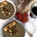 Wykwintna zupa grzybowa pełna niespodzianek, z orzechami laskowymi i chrustem ze Speck’a