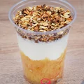 Jogurt naturalny z gruszką i prażonymi płatkami owsianymi