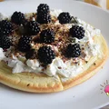 OMLET BISZKOPTOWY Z JOGURTEM SKYR I JEŻYNAMI