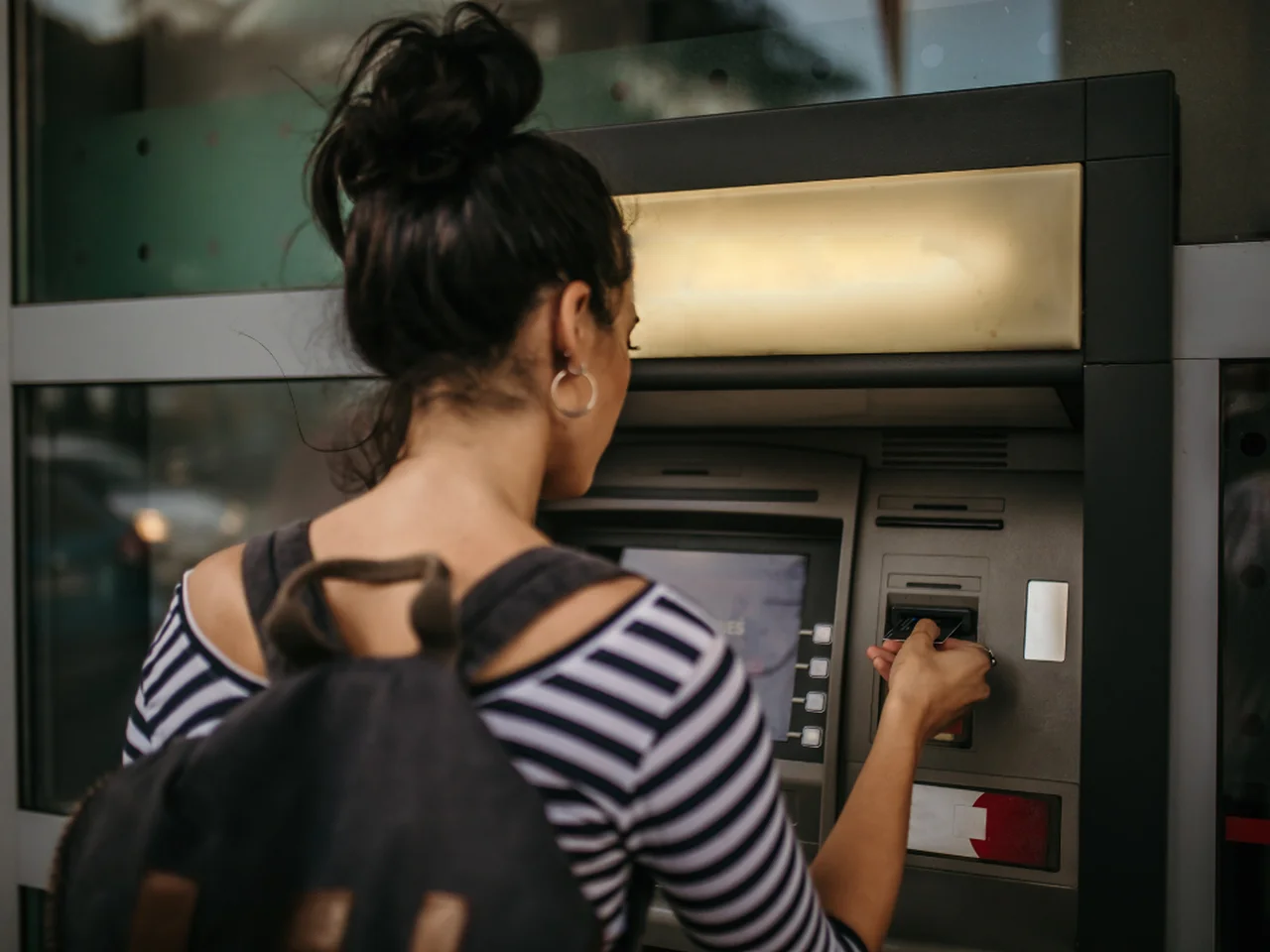 Wypłaty z bankomatów za granicą. Jak uniknąć wysokich opłat?