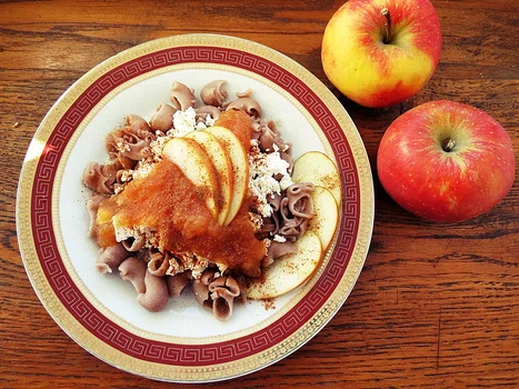 Makaron z twarogiem i prażonymi jabłkami- pycha!