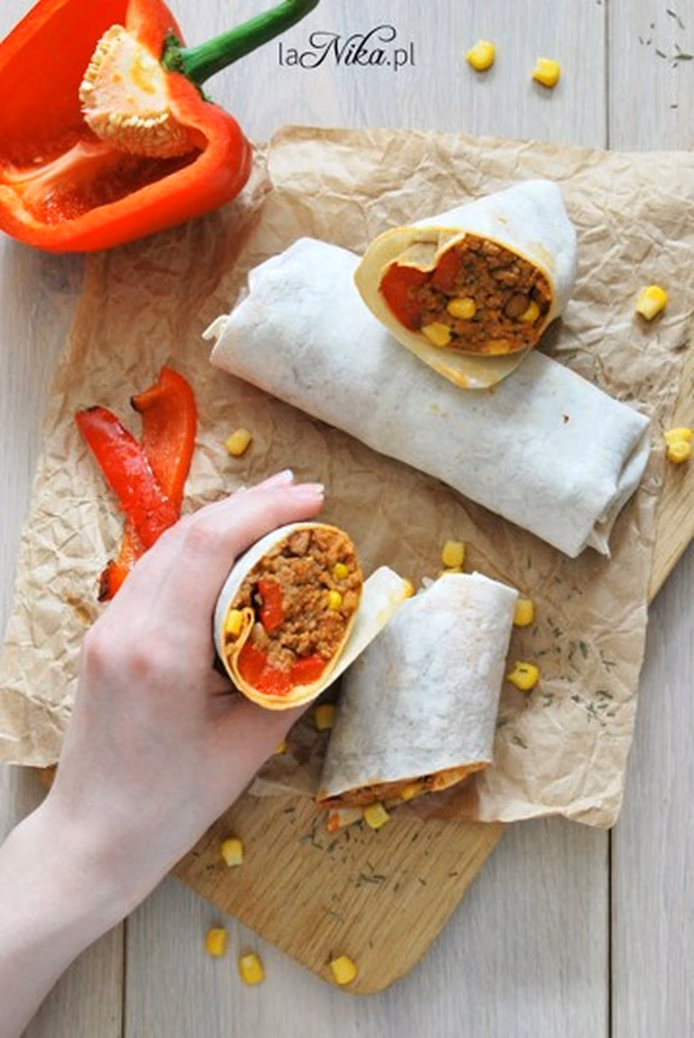 Burrito z mięsem mielonym, fasolą i papryką