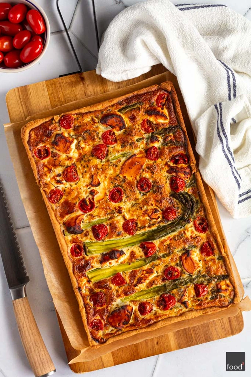 Tarta ze szparagami, boczkiem, pomidorkami i kozim serem