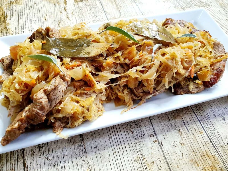 Karkówka zapiekana w kiszonej kapuście.