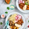 Szybki i zdrowy obiad: bulgur z dodatkami (pieczarkami, rzodkiewką, pieczonymi batatami i hummusem)