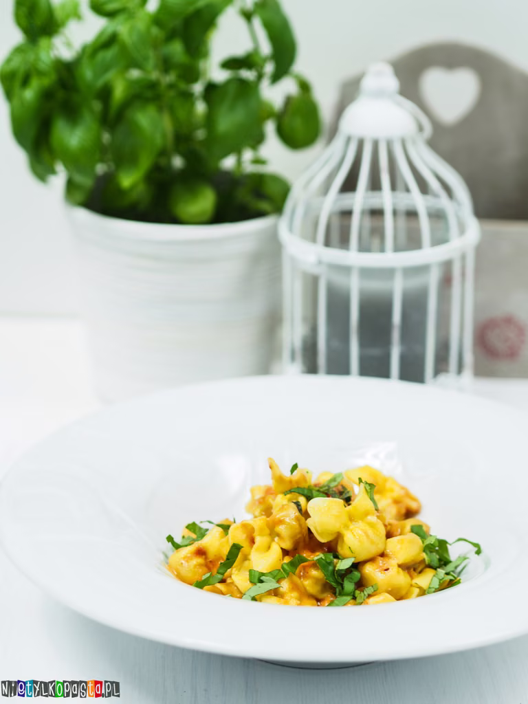 Pyszne tortellini w sosie pomidorowym z boczkiem
