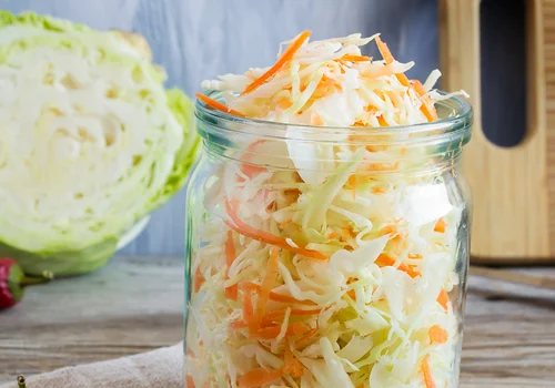 Po co kisić ogórki? Ukiś młodą kapustę – smakuje obłędnie i jest bombą probiotyków!