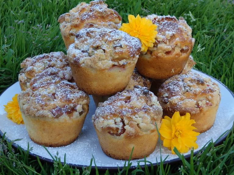 Muffinki na maślance z rabarbarem i kruszonką