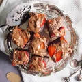 Podwójnie czekoladowe brownie z truskawkami