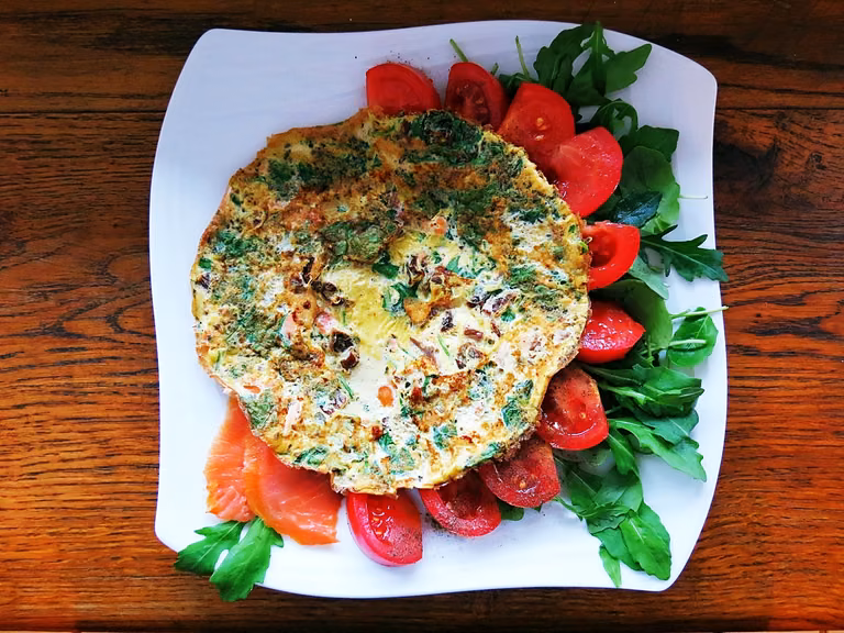 Omlet z łososiem, rukolą i suszonymi pomidorami